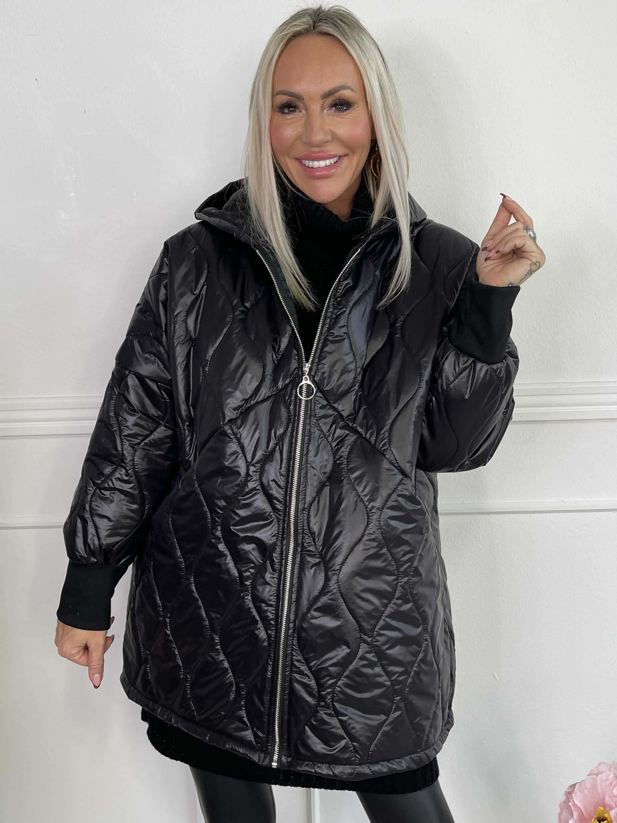 Augusta - Quiltet overgangsjakke med hætte og lynlås